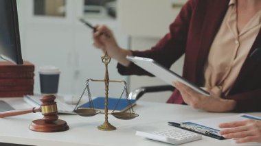 Belgeler ve dizüstü bilgisayarlarla çalışan iş kadını