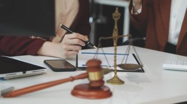 Avukat, avukat ya da avukat dizüstü bilgisayarda çalışıyor ve hukuk adaletinin yerini bulmasını tartışıyorlar. yasal danışmanlık ve hukuk hizmetleri.