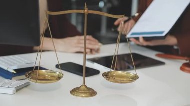 Yargıç Tokmak, adalet ve iş adamı terazisiyle dizüstü bilgisayarla çalışıyor.