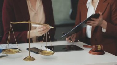 Avukat ya da avukat yasal belge ve tokmak ile birlikte çalışıyor..