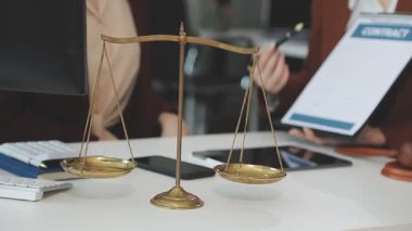 Avukat ya da hukuk kavramı. Yargıç Tokmak ve adalet terazisi arka planda..