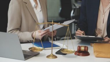 Avukat ve avukat ofiste birlikte çalışıyorlar. Hukuk hukuku kavramı