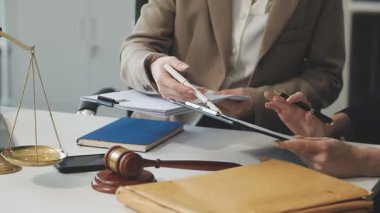 Avukat, müvekkil ile ofiste, hukuk konsepti, yakın çekim