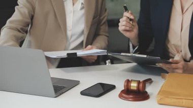 Ofiste birlikte çalışan iş adamları