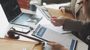 İş adamları ofiste belgeleri ve sözleşmeyi tartışıyor