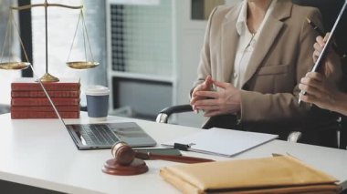 Avukat veya avukat, mahkemede çalışan kadın veya avukat, avukat veya hukuk hizmetleri, hukuki danışmanlık, adalet, hukuk ve hukuki kavram