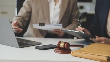 Yakın plan - avukat ellerinin tokmağı tutması ve ofiste müşteriyle konuşması