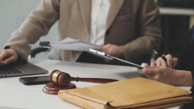 Ofiste çalışan bir iş adamı.