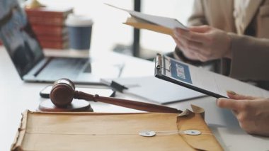 Erkek avukatın elinde belge ve tokmağı büroda tutmasını sağla.