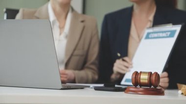 Ofiste çalışan avukat ve avukat, avukat ve hukuk bürosu, hukuk firması.