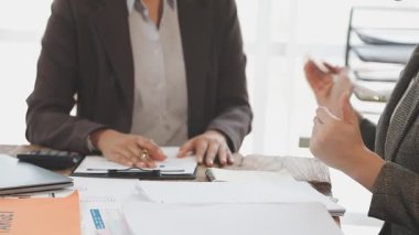 Tablet üzerinde çalışan bir iş adamını kapatın.