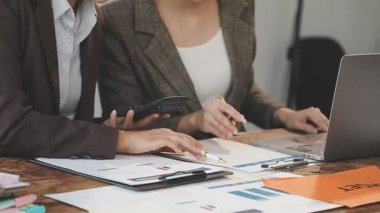 Ofiste çalışan iş kadını.