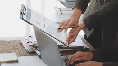 İş adamları modern ofiste çalışır.