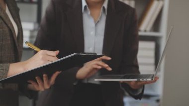 Ofiste çalışan genç iş kadını..