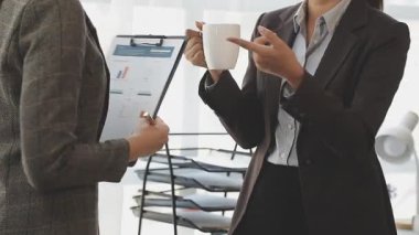 İş adamları ofiste tartışıyor ve çalışıyor.