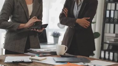 Ofiste çalışan iki genç iş kadını.