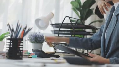 Bilgisayarda çalışan genç bayan tasarımcı