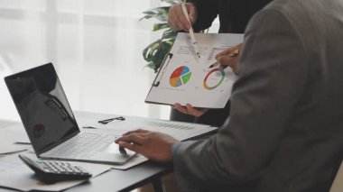 İş adamları birlikte çalışıyor.