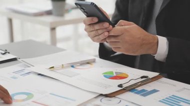 İş adamı dijital tabletli cep telefonu kullanıyor