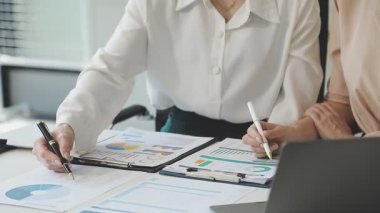 İş kadını ofiste mali verileri tartışıyor