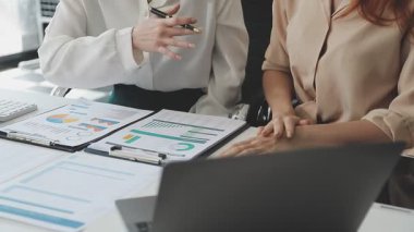 İş kadını ve erkek ofiste çalışıyor, iş adamları dizüstü bilgisayarda çalışıyor, finansal analiz ve tablet üzerindeki analiz verileri