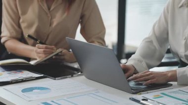 Sayısal tablet kullanan kadınların ellerini kapat