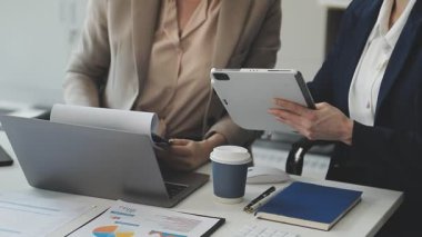 Ofiste dijital tabletle çalışan iş kadını