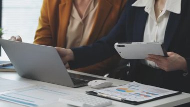 İş adamları bilgisayarda finansal grafikleri ve grafikleri tartışıyor