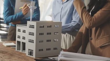 Taslak ve mühendis modeline sahip mimar kadını kapat.