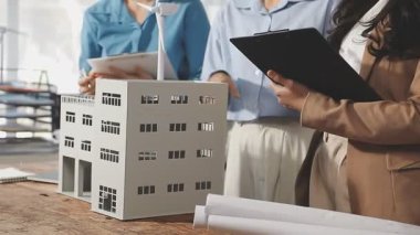 Ofis masasında planla çalışan mimar ve mühendis kadın.