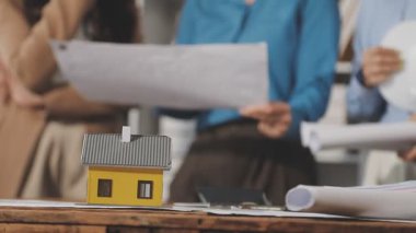 Emlakçı ev modeli, emlak sigortası, emlakçı konsepti gösteriyor.