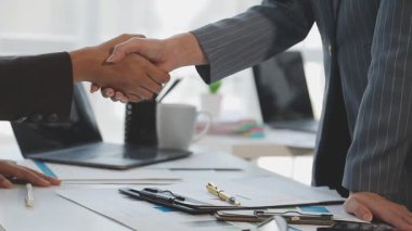 İş adamları ofiste el sıkışıyor.