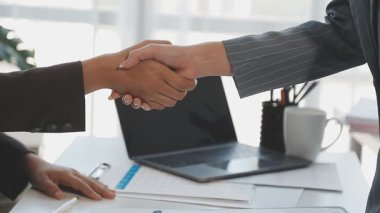 İş adamları anlaşmayı bitirdikten sonra el sıkışıyor.