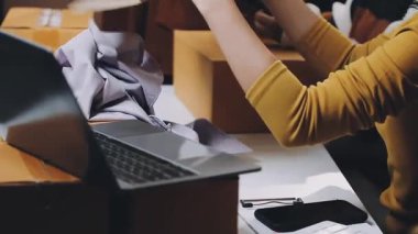 Kadın elleri karton bir kutuda dizüstü bilgisayar tutuyor.