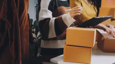 İnternetten alışveriş yapan karton kutuları tutan kadın. dağıtım konsepti.