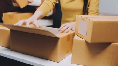 Depoda kutuları tutan bir kadın.