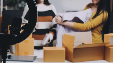 Yeni moda mağazasının yeni rengini seçen genç bir kadın