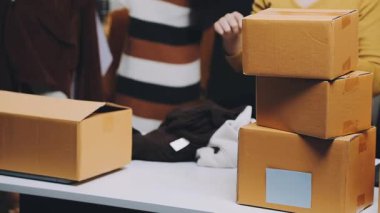 Ofisteki kadın, teslimat için paketleme kutusu, online alışveriş