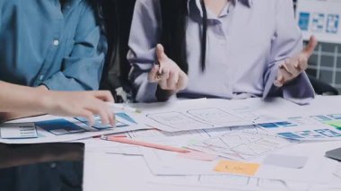 Bir grup genç iş adamı ofiste fikir alışverişinde bulunuyor ve fikir alışverişinde bulunuyor..