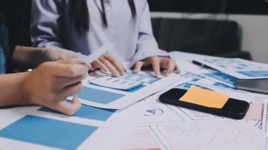 İş kadını ofisteki bilgisayardaki verileri analiz ediyor. Ofiste dijital tablet üzerinde çalışan iş adamları.