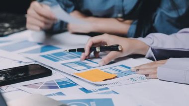 İşadamları ofiste yeni bir iş toplantısı tartışıyor ve planlıyorlar..