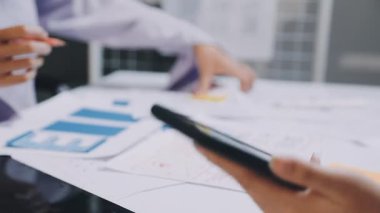 İş adamları toplantısı, beyin fırtınası konsepti ve ofiste birlikte çalışan ekip.