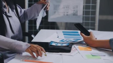 İş adamlarından oluşan bir ekip ofiste yeni iş projelerini tartışıyor..