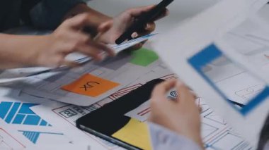 Tasarımcı ofiste çalışıyor. konsept resmi