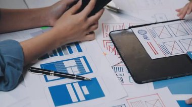 masasında çalışan genç tasarımcı