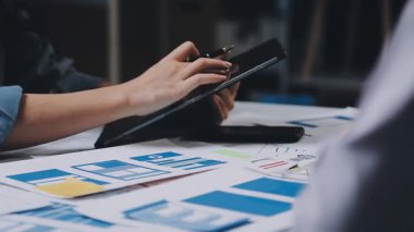 İş yerindeki dijital tabletle birlikte çalışan iş adamlarını kapatın. iş kavramı.