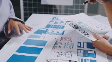 Tasarımcı ofiste proje üzerinde çalışıyor ve plan üzerinde çalışıyor