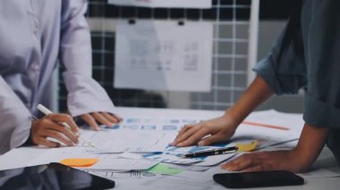 Ofiste çalışan genç bir kadın.