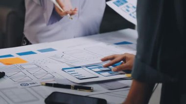 iş insanları tartışarak yeni proje