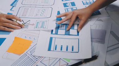 Kadın mühendis planları tutuyor.